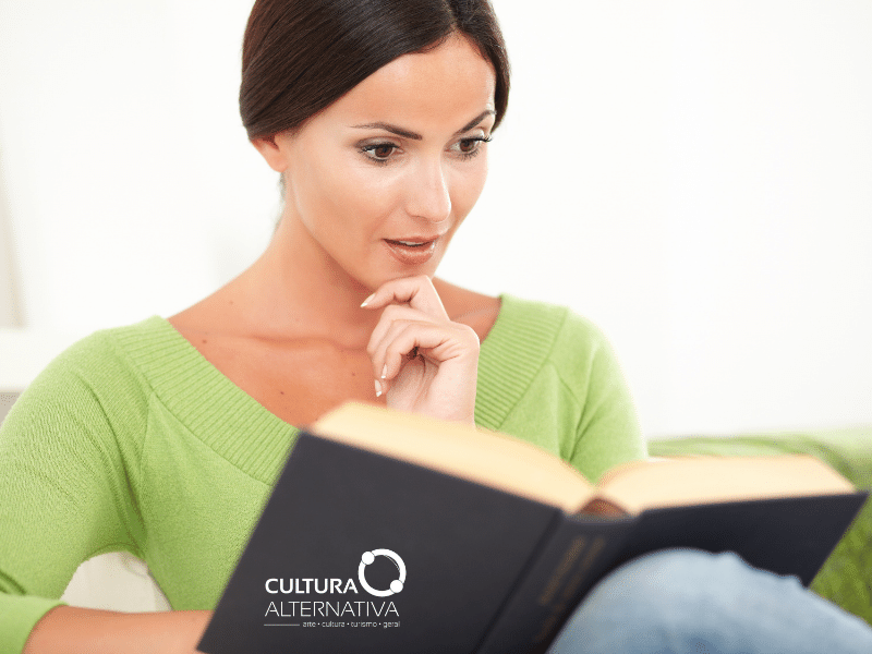 Como Desenvolver o Gosto pela Leitura -Mulheres escritoras - Escritores brasileiros - Livrarias independentes -pilha de livros - Cultura Alternativa